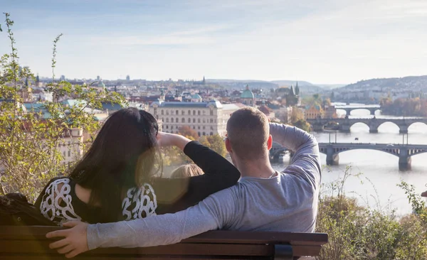 Turistas familiarizarse con la ciudad de Praga — Foto de Stock