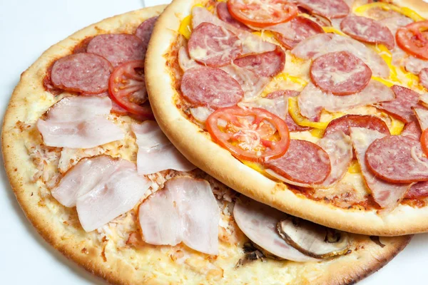 Pizza, pepperoni, salami, fromage, pâte, nourriture, jeûne , — Photo