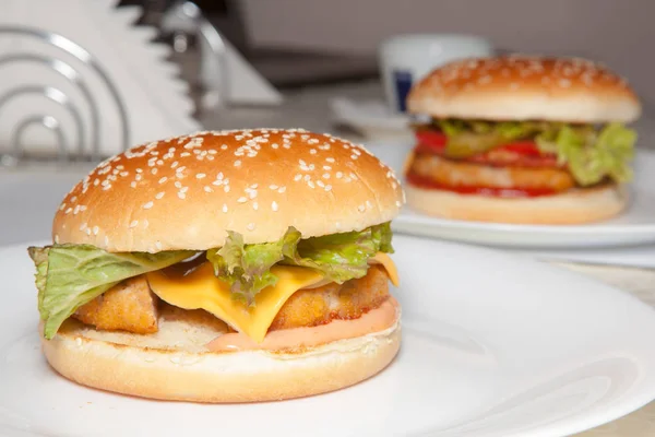 Hamburger, cheeseburger, pain, chips, craquelins — Photo