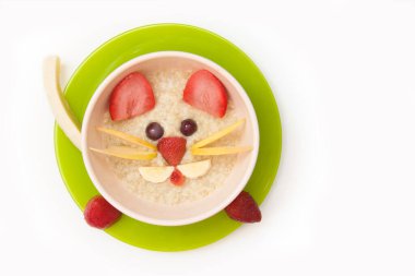 Beyaz arka plandaki çocuklar için yaratıcı bir kahvaltı. Operatif bebek maması konsepti.