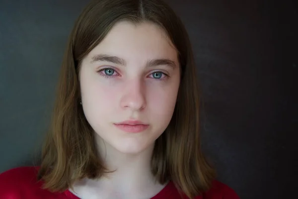 Portret pięknej dziewczyny z łzawymi oczami. Dziewczyna z alergią na czarnym tle, zbliżenie. Przestrzeń chroniona. — Zdjęcie stockowe