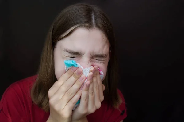 Sjuk Ung Flicka Med Allergier Blåser Näsan Servett Mörk Bakgrund — Stockfoto