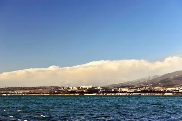 Deniz Bölgesindeki Dağların Üzerinden Bulutlar Akıyor — Stok fotoğraf