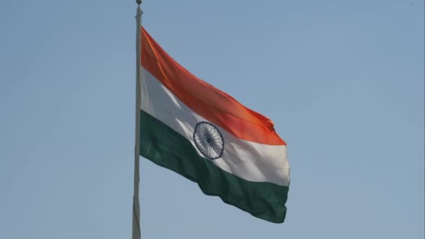 Vista Cerca Una Bandera India Gigante Ondeando Viento Pesado — Vídeos de Stock