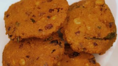Masal Vadai adında kıtır kıtır ve lezzetli bir Güney Hindistan atıştırmalığı.