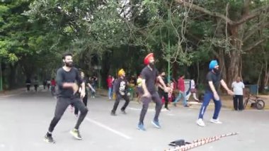 Bengaluru, Karnataka / Hindistan - Eylül 12019: Parlak bir günde Cubbon Park 'ta bir şarkıyla dans eden bir flash mob