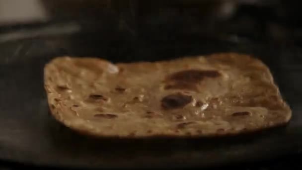 Närbild Ångande Varm Roti Kokta Gjutjärn Pan Och Vända Med — Stockvideo