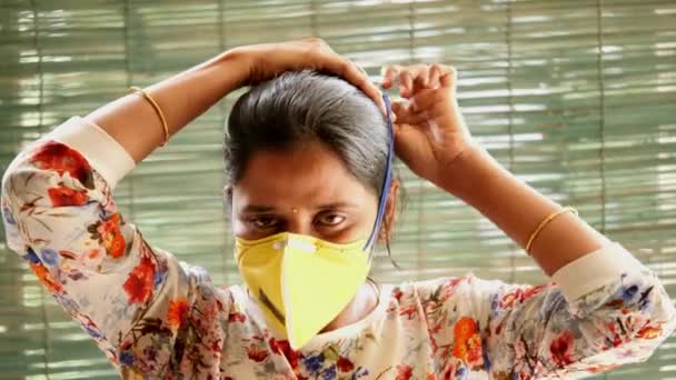 Zbliżenie Indyjskich Kobiet Pokazujące Jak Prawidłowo Nosić Maskę Ochronną N95 — Wideo stockowe