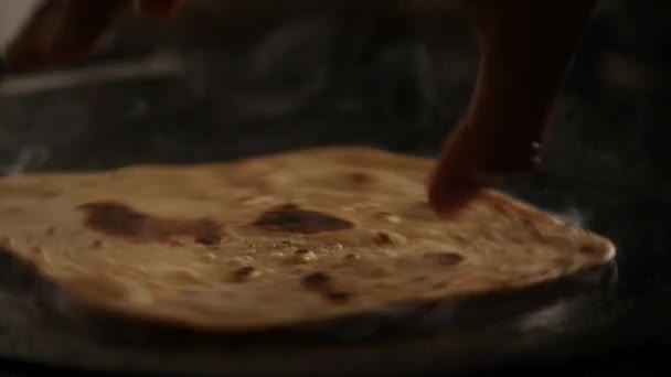 Sluiten Van Stomende Hete Roti Gekookt Een Gietijzeren Pan Flippen — Stockvideo