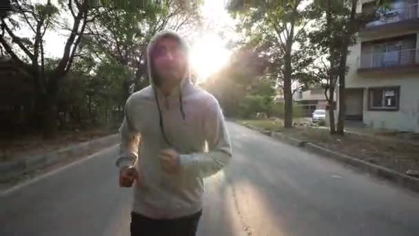一名身穿帽衫汗衫 在黎明时分慢跑的亚洲成年人的衣服 — 图库视频影像