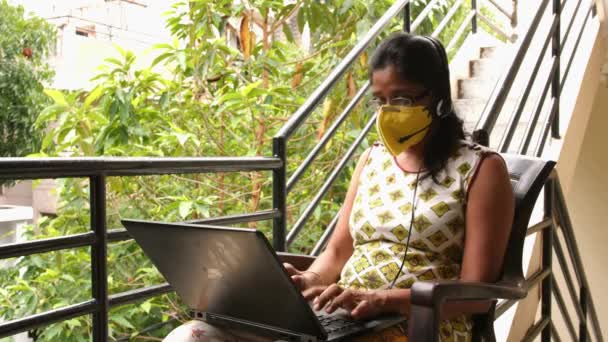 Närbild Indisk Kvinna Bär Säkerhetsmask Och Headset Mikrofon Arbetar Med — Stockvideo