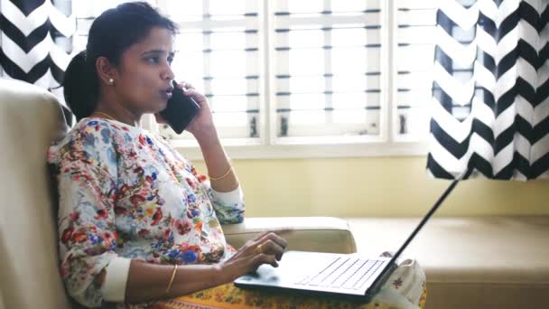 ソファに座って電話で話すインド人のビジネス女性の閉鎖Covid19コロナウイルスのロックダウン — ストック動画