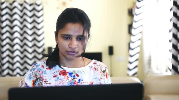 Primer Plano Una Mujer Negocios India Que Trabaja Desde Casa — Vídeos de Stock