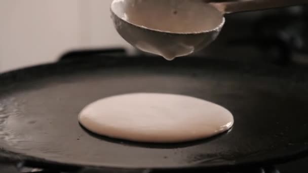 Närbild Att Göra Ångande Het Dosa Gjutjärnspanna Dosa Den Indiska — Stockvideo