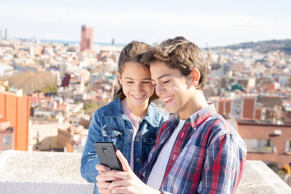 Deux Frères Souriants Regardant Mobile Sur Toit — Photo