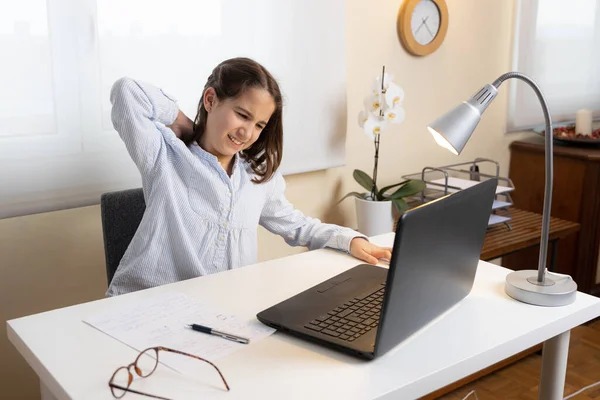 Menina Sofrendo Dor Pescoço Estudando Com Computador Casa — Fotografia de Stock