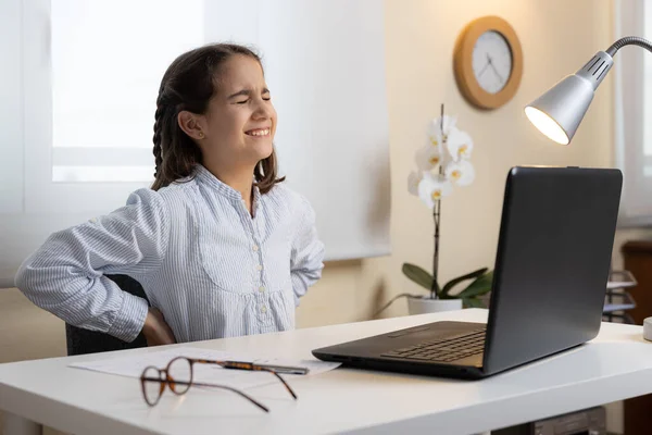 Menina Sofrendo Dor Nas Costas Com Computador Casa — Fotografia de Stock