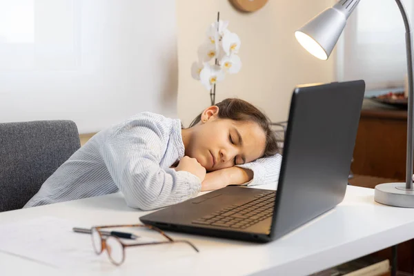 Yorgun Kız Bilgisayarın Yanında Uyuyor — Stok fotoğraf