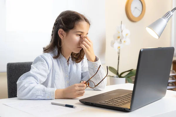 Bilgisayarı Kullanan Yorgun Gözlü Küçük Kız — Stok fotoğraf