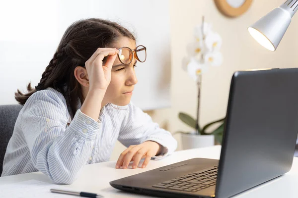 Gözlükleriyle Okumaya Çalışan Görme Sorunu Olan Bir Kız — Stok fotoğraf