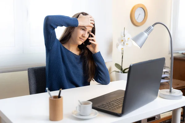 Telefonda Konuşan Genç Öğrenci Evde Bilgisayarla Baş Ağrısından Şikayetçi — Stok fotoğraf