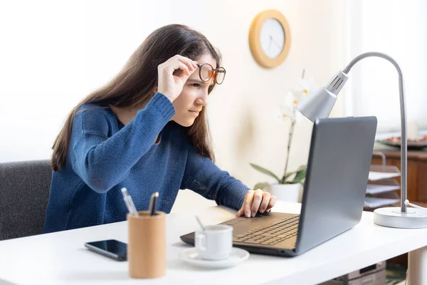 Menina Adolescente Com Problemas Visão Tentando Estudar Com Laptop — Fotografia de Stock