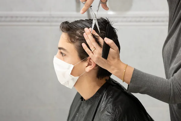 Mother Her Home Sink Cutting Her Son Hair Protective Mask — Stock Photo, Image
