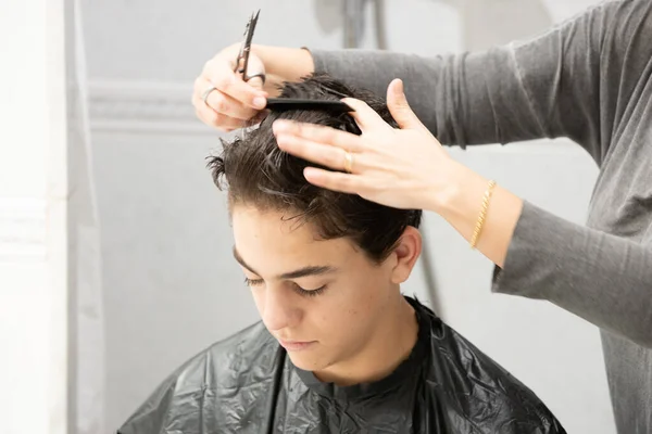 Mother Cutting Her Son Hair Home Taking Advantage Confinement Covid — Stock Photo, Image