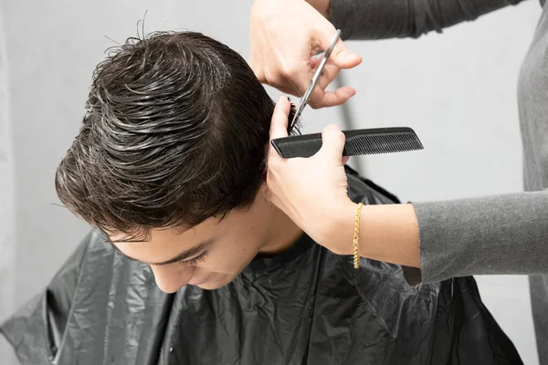 Mother Cutting Her Son Hair Home Taking Advantage Confinement Covid — Stock Photo, Image