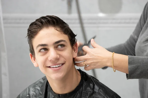 Boy Looking His Mother While She Cuts Her Hair Her — Stock Photo, Image