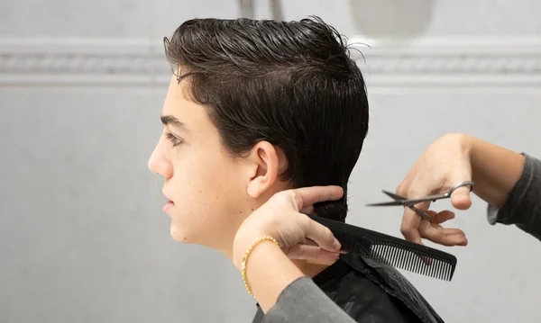 Mother Cutting Her Son Hair His Home Bathroom Taking Advantage — Stock Photo, Image