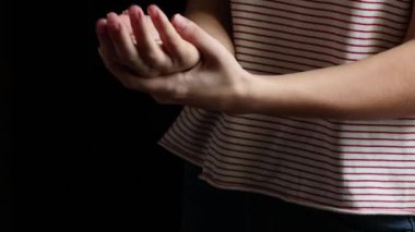 Dezenfektan kullanan genç bir kadın.