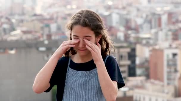 Dziewczynka Pocierająca Swoimi Irytującymi Oczami Ulicę Miasta — Wideo stockowe
