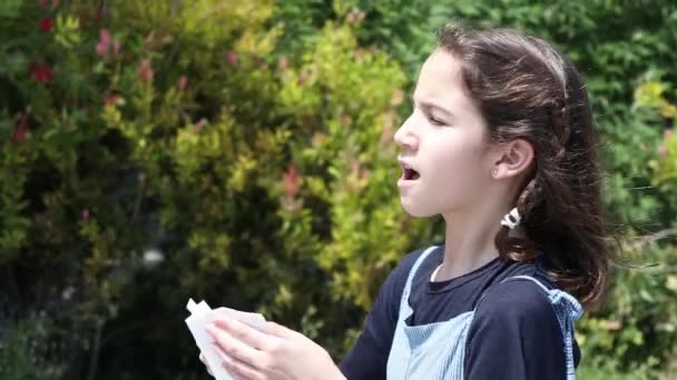 Petite Fille Malade Avec Des Éternuements Allergiques Couvrant Bouche Avec — Video