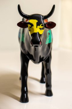 Modern bir inek heykeli. Modern Sanat