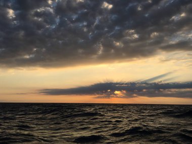 Adriyatik Denizi 'nde gün batımı. Çok güzel bir an..