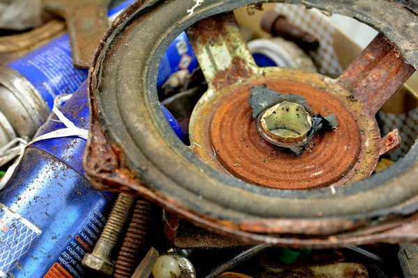 Çeşitli küçük nesnelerle çevrili paslı hoparlör.