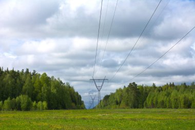 Hava bulutluyken baharda elektrik hatları.