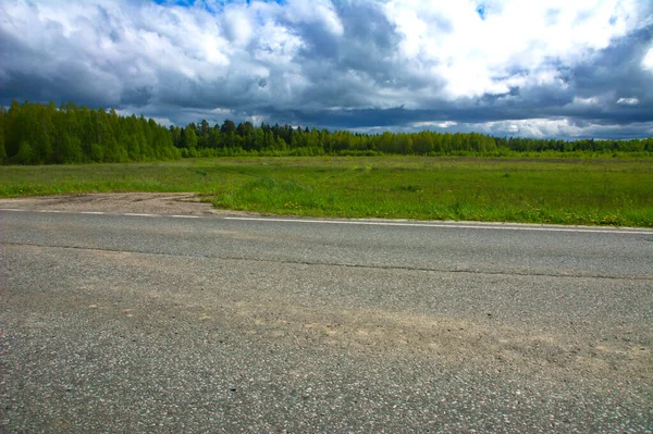 Regenwolken Über Dem Feld Blick Von Der Straße — Stockfoto