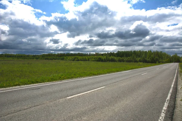 Carretera Nubes Gruesas Vegetación Primavera — Foto de Stock