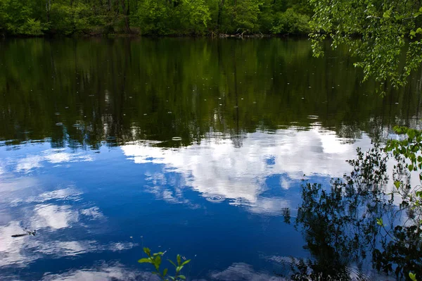 Vista Desde Orilla Del Estanque Las Nubes Reflejan Agua Riberas — Foto de Stock