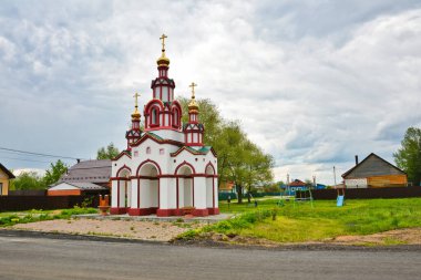 Kötü havalarda, baharda köyde küçük bir kilise..