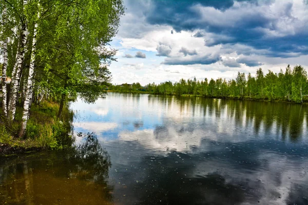 ロシアの池 海岸の緑 家は遠い 池の表面に雨 — ストック写真