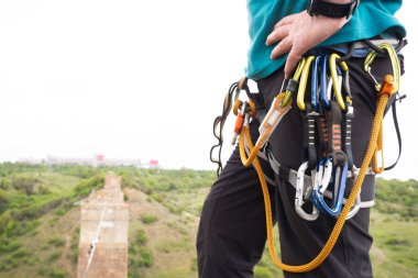 Bir çok jandarmanın olduğu yere, kemerle tırmanan bir adam..