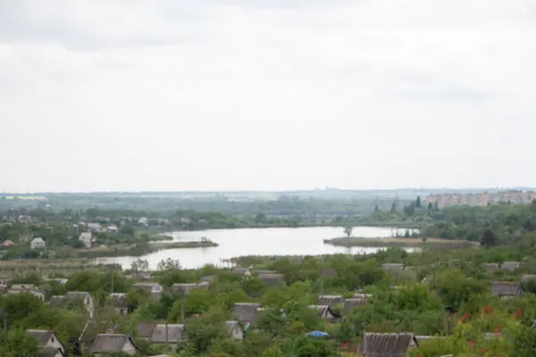 Dorp aan de rivier onder een heldere blauwe lucht in de zomer — Stockfoto