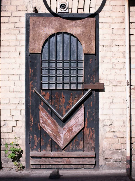 Puerta vieja con pared de ladrillo — Foto de Stock