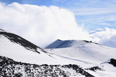 Sicilya 'da bir volkan dağının karlı tarafı.