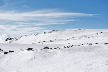 Sicilya 'da bir volkan dağının karlı tarafı.