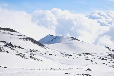 Sicilya 'da bir volkan dağının karlı tarafı.