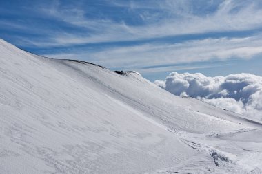 Sicilya 'da bir volkan dağının karlı tarafı.